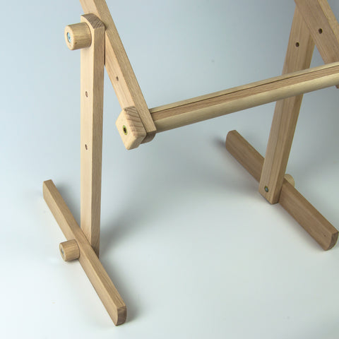 Stabilus stalinis siuvinėjimo stovas su 30×40 cm rėmu — maksimalus aukštis 30 cm - kaSiulai.lt