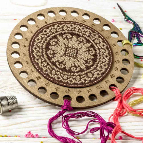 Siuvinėjimo kryželiu rinkinys – siūlų organizatorius iš dirbtinės odos 15×15 cm (Wonderland Crafts)