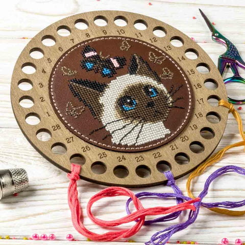 Wonderland Crafts siuvinėjimo kryželiu rinkinys — 15×15 cm dirbtinės odos siūlų dėklas
