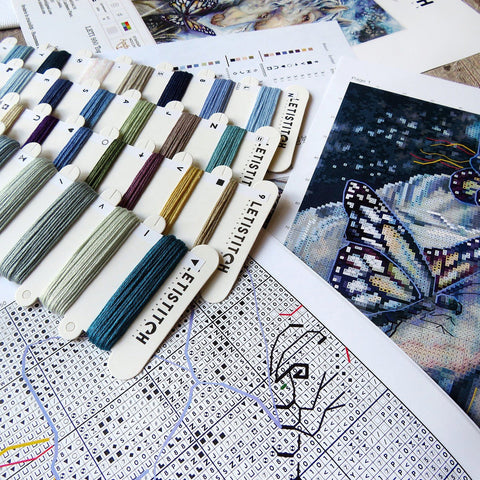 Siuvinėjimo kryželiu rinkinys LetiStitch „Together We Are Magic“ SLETI950, 24×32 cm, 42 spalvos, Aida 16 ct, Anchor siūlai