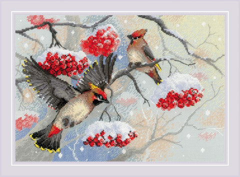 RIOLIS siuvinėjimo rinkinys „Winter Whispers“ Nr. 2207 — 30×21 cm, 21 spalva (vilna/akrilas), 14 ct pilka AIDA