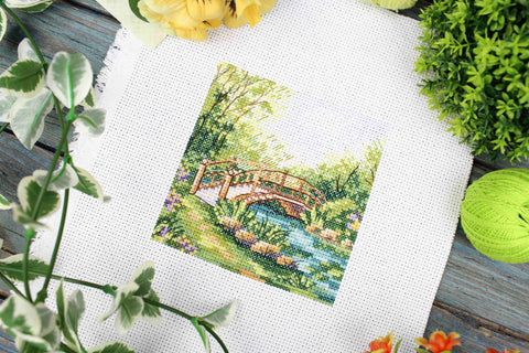 Žavingas kryželiu siuvinėjimo komplektas „Vasariškos spalvos“ 11×11 cm — dovana - kaSiulai.lt