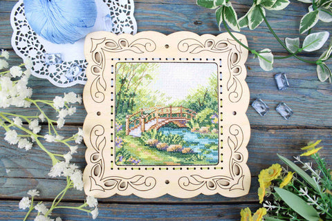 Žavingas kryželiu siuvinėjimo komplektas „Vasariškos spalvos“ 11×11 cm — dovana - kaSiulai.lt