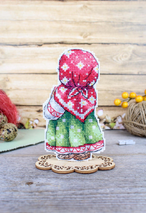 Žavingas mini siuvinėjimo komplektas „Mergaitė su višta“, 12×7 cm - kaSiulai.lt