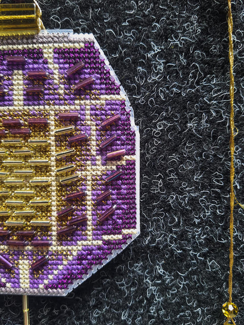 Charivna Mit kryželiu siuvinėjimo rinkinys – kalėdinis eglutės žaisliukas „Spalvoti žibintai“