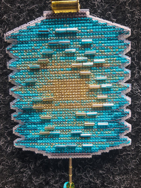 Charivna Mit kryželiu siuvinėjimo rinkinys – kalėdinis eglutės žaisliukas „Spalvingi žibintai”