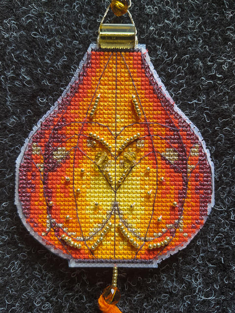 Kryželiu siuvinėjimo rinkinys „Spalvingi žibintai“ – kalėdinis eglutės žaisliukas (Charivna Mit)