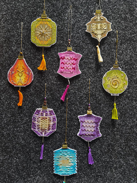 Kryželiu siuvinėjimo rinkinys „Spalvingi žibintai“ – kalėdinis eglutės žaisliukas (Charivna Mit)