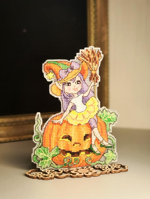 Charivna Mit „Happy Halloween“ kryželių siuvinėjimo rinkinys su Crystal Art, 12×14 cm