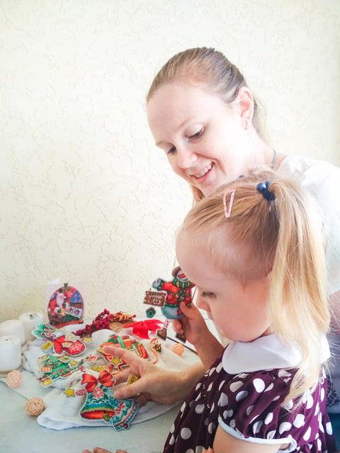 Charivna Mit kryželių rinkinys — kalėdiniai žaisliukai eglutei (plastikinė kanva)