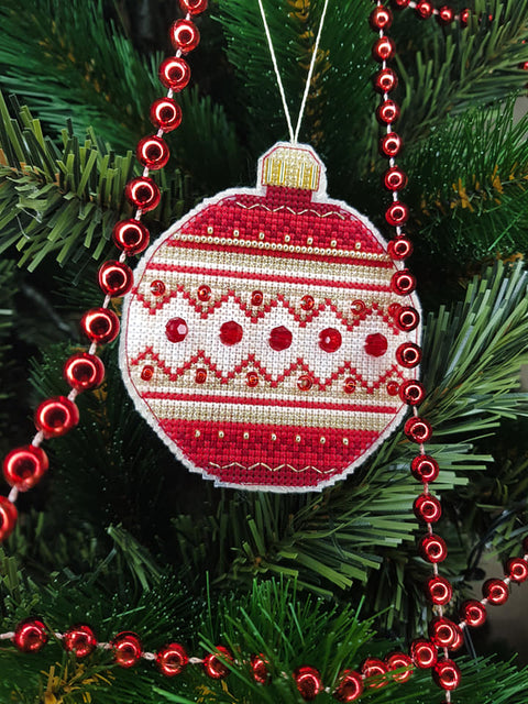 Charivna Mit — kalėdinis eglutės žaisliukas: siuvinėjimo kryželiu rinkinys su karoliukais