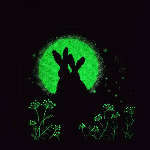 Charivna Mit siuvinėjimo kryželiu rinkinys „Mėnulio kiškiai“ ant juodo Aida 16 (18×18 cm)