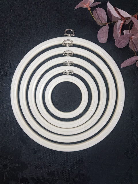 Nurge Flexi baltas apvalus siuvinėjimo lankelis 17 cm – lankstus plastikinis rėmelis kryželiui ir dekoratyviniams darbams