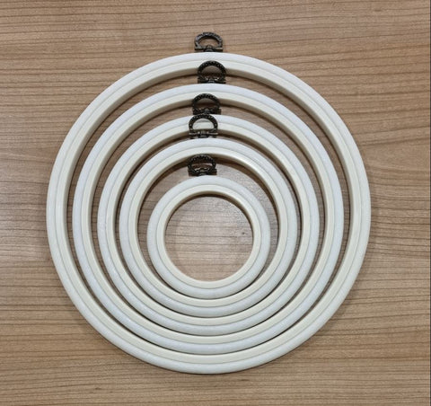 Nurge Flexi baltas apvalus siuvinėjimo lankelis 17 cm – lankstus plastikinis rėmelis kryželiui ir dekoratyviniams darbams