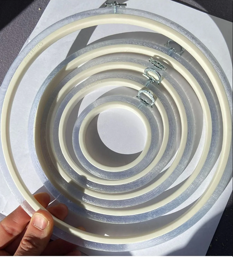 Permatomas apvalus siuvinėjimo lankelis Flexi 17 cm iš elastingo plastiko