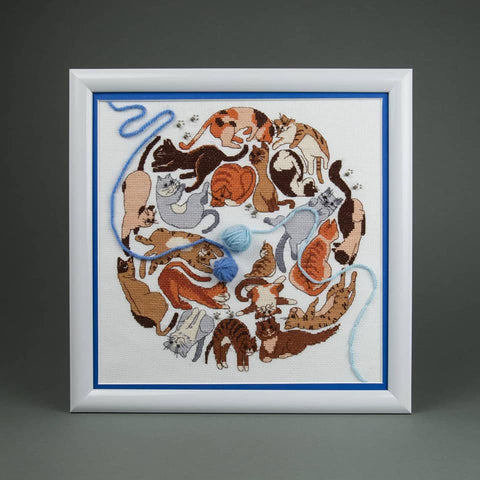 Crystal Art „Katės žaidimas“ — siuvinėjimo kryželiu rinkinys (Aida 16, 25×25 cm) Charivna Mit