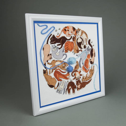 Crystal Art „Katės žaidimas“ — siuvinėjimo kryželiu rinkinys (Aida 16, 25×25 cm) Charivna Mit