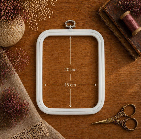 Baltas lankstus kvadratinis siuvinėjimo lankelis 18x20 cm iš tvirto plastiko