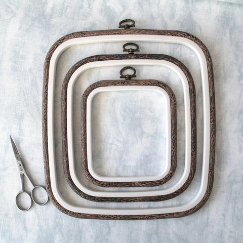 Lankstus kvadratinis siuvinėjimo lankelis Flexi Hoop 18 x 20 cm, rudas