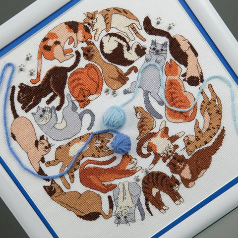 Crystal Art „Katės žaidimas“ — siuvinėjimo kryželiu rinkinys (Aida 16, 25×25 cm) Charivna Mit