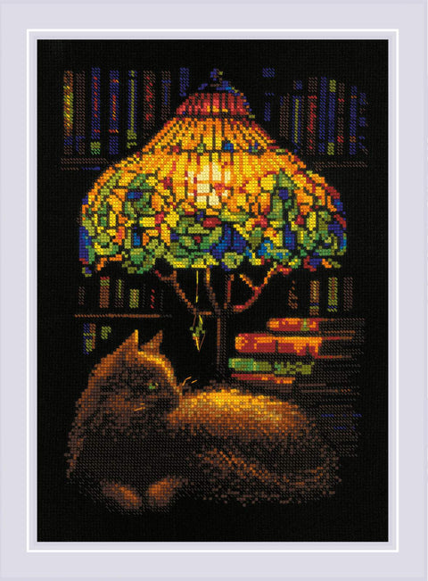 RIOLIS siuvinėjimo rinkinys "Book Evening" Nr.2281 – 14ct juoda AIDA, 21×30 cm, 16 spalvų