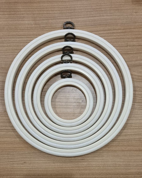 Balta lanksčio plastiko apvali siuvinėjimo lankelė, 20,5 cm skersmens