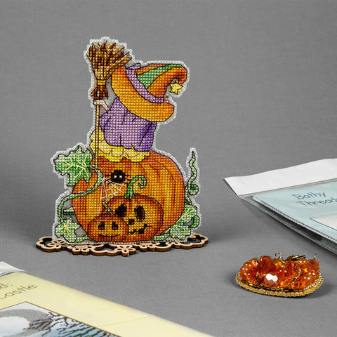 Charivna Mit „Happy Halloween“ kryželių siuvinėjimo rinkinys su Crystal Art, 12×14 cm