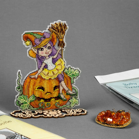 Charivna Mit „Happy Halloween“ kryželių siuvinėjimo rinkinys su Crystal Art, 12×14 cm