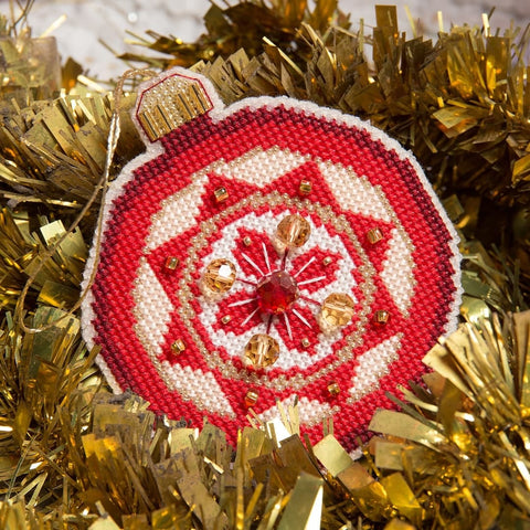 Charivna Mit kalėdinis siuvinėjimo kryželiu rinkinys – eglutės žaisliukas su karoliukais 9×10 cm