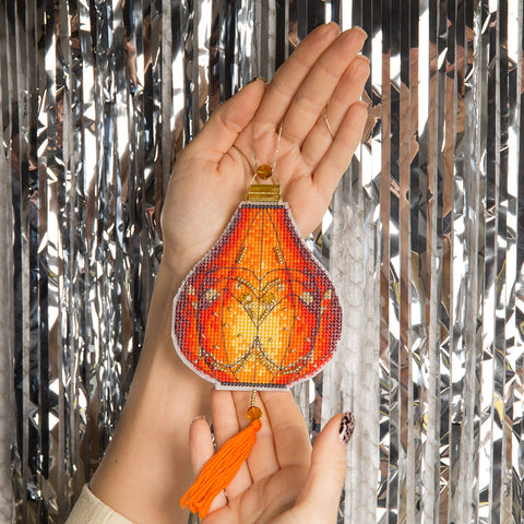 Kryželiu siuvinėjimo rinkinys „Spalvingi žibintai“ – kalėdinis eglutės žaisliukas (Charivna Mit)