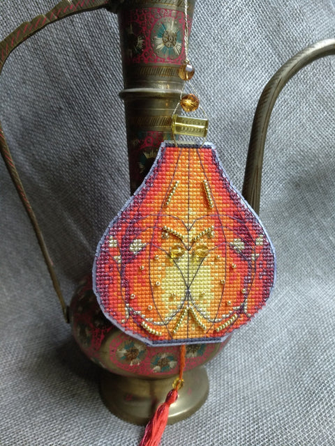 Kryželiu siuvinėjimo rinkinys „Spalvingi žibintai“ – kalėdinis eglutės žaisliukas (Charivna Mit)