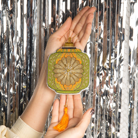 Charivna Mit kalėdinis pakabukas — kryželiu siuvinėjimo rinkinys „Spalvoti žibintai“