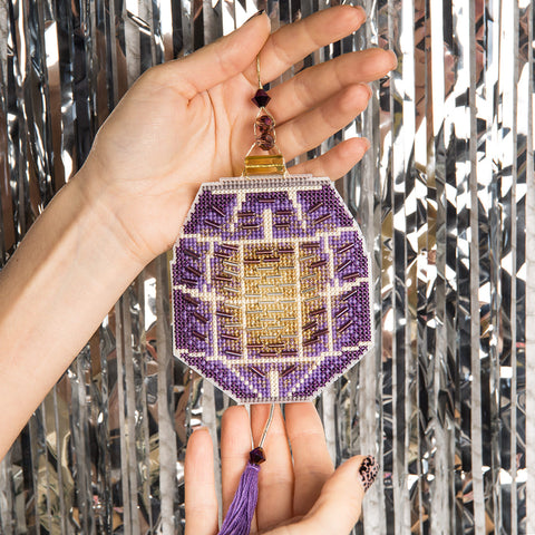 Charivna Mit kryželiu siuvinėjimo rinkinys – kalėdinis eglutės žaisliukas „Spalvoti žibintai“