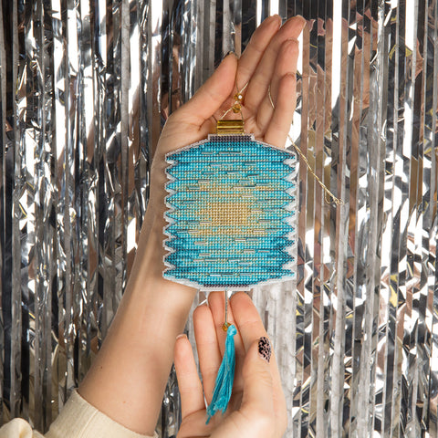 Charivna Mit kryželiu siuvinėjimo rinkinys – kalėdinis eglutės žaisliukas „Spalvingi žibintai”