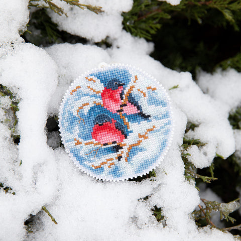 Kalėdinis siuvinėjimo kryželiu rinkinys „Žiemos vakaras“ – eglutės žaisliukas su karoliukais (Charivna Mit)