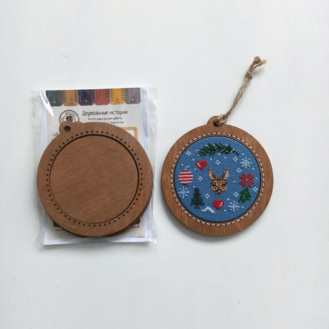NeoCraft kalėdinis burbulas su zuikiu — kryželių siuvinėjimo rinkinys 8×8 cm