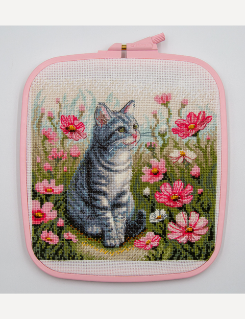 Siuvinėjimo kryželiu rinkinys „Katinas gėlyne“ 20 x 20 cm