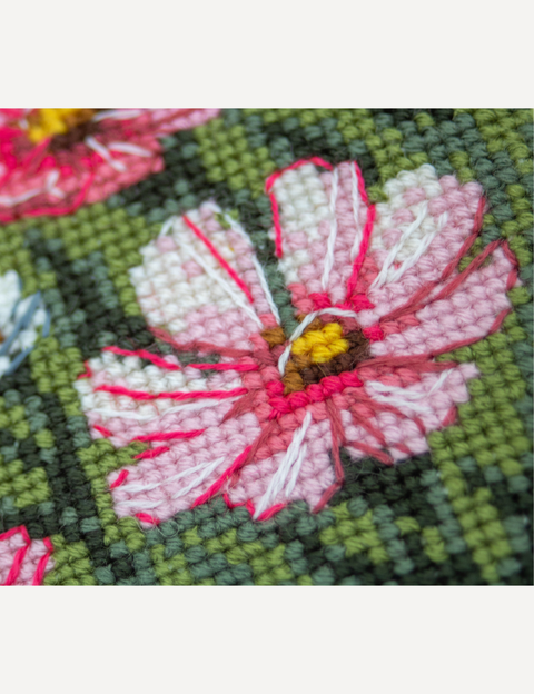 Siuvinėjimo kryželiu rinkinys „Katinas gėlyne“ 20 x 20 cm
