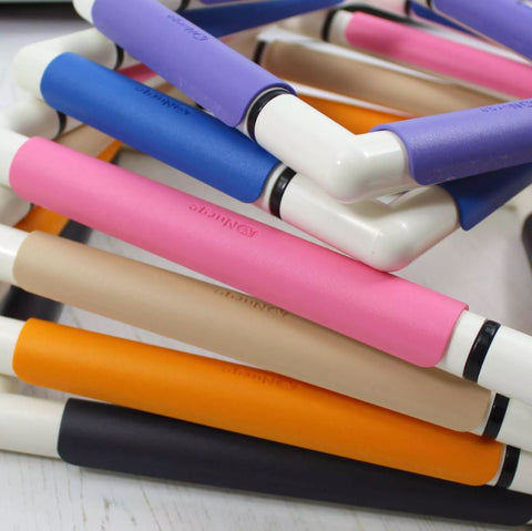 Rožinis plastikinis klipsinis siuvinėjimo rėmelis su spaustukais 29 x 29 cm rankdarbiams