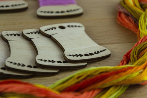 50 patvarių siuvinėjimo špūlių – tvarkingam ir patogiam darbui - kaSiulai.lt