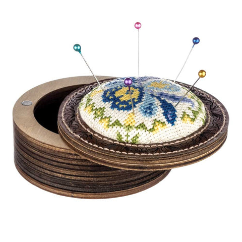 Siuvinėjimo adatinės ir adatų pagalvėlės rinkinys „Vilkdalgiai“ kryželiui – Wonderland Crafts