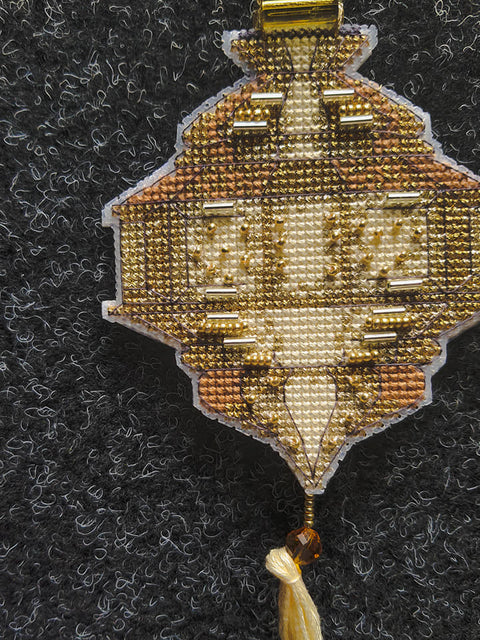 Charivna Mit siuvinėjimo kryželiu rinkinys – kalėdinis pakabinamas žaisliukas „Spalvoti žibintai“ (9 × 19 cm)