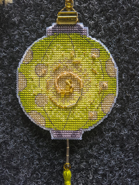 Charivna Mit kryželiu siuvinėjamas eglutės žaisliukas „Spalvingi žibintai“ 9×21 cm