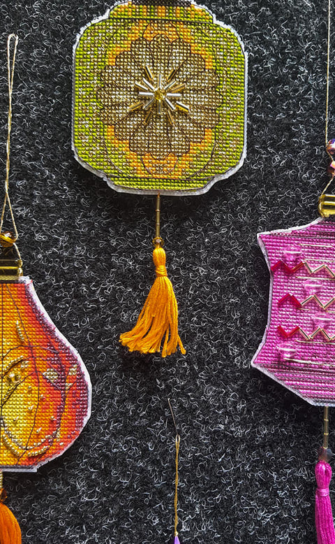 Charivna Mit siuvinėjimo kryželiu rinkinys – spalvoti žibintai eglutei su karoliukais