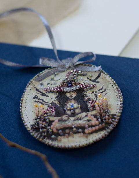 Mini karoliukų siuvinėjimo komplektas „Kerėtoja“ — interjero dekoracija