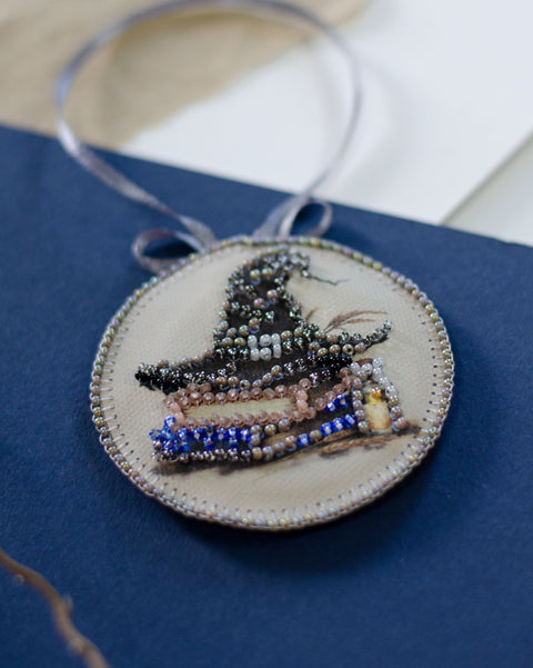 Mini karoliukų siuvinėjimo komplektas „Kerėtoja“ — interjero dekoracija