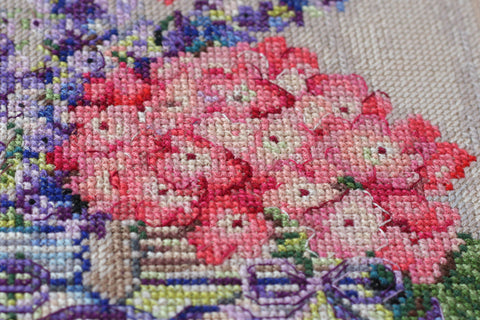 Abris Art kryželių rinkinys „Su švelnumu ir meile“ — 14 ct medvilninė kanva 26×31 cm, 44 spalvų komplektas