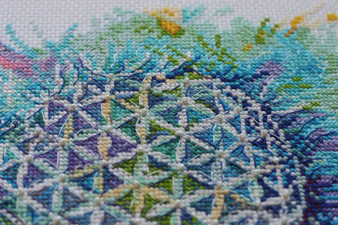 Abris Art „Slapta svaja“ kryželių siuvinėjimo rinkinys su PRECIOSA karoliukais, 36×25 cm