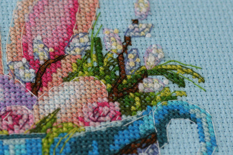 Abris Art siuvinėjimo kryželių rinkinys Velykų zuikis — mėlyna kanva 14 ct, 28 spalvų, 13×16 cm