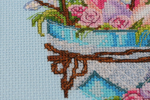 Abris Art siuvinėjimo kryželių rinkinys Velykų zuikis — mėlyna kanva 14 ct, 28 spalvų, 13×16 cm